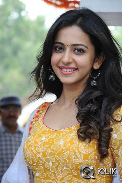 Rakul-Preet-Singh-at-Pandaga-Chesko-Movie-Opening